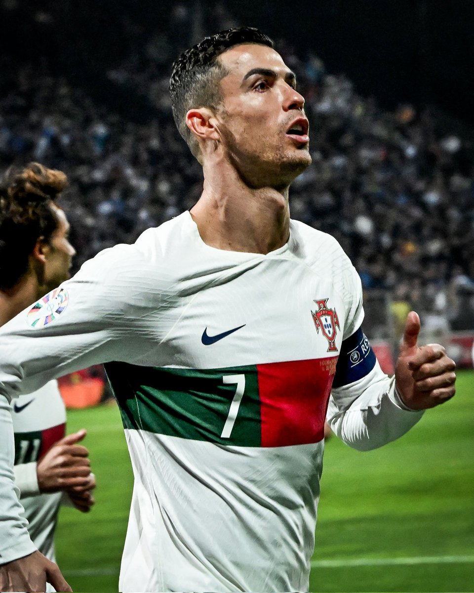 giraltpablo's tweet photo. 🤯 Cristiano Ronaldo pasa a ser el MÁXIMO GOLEADOR DEL MUNDO en 2023. 
Con su doblete ante Bosnia, el portugués llegó a 40 GOLES, dejando atrás a Erling Haaland, con 39.

38 años. Inoxidable 🍷🇵🇹 https://t.co/vB5OA66rGM