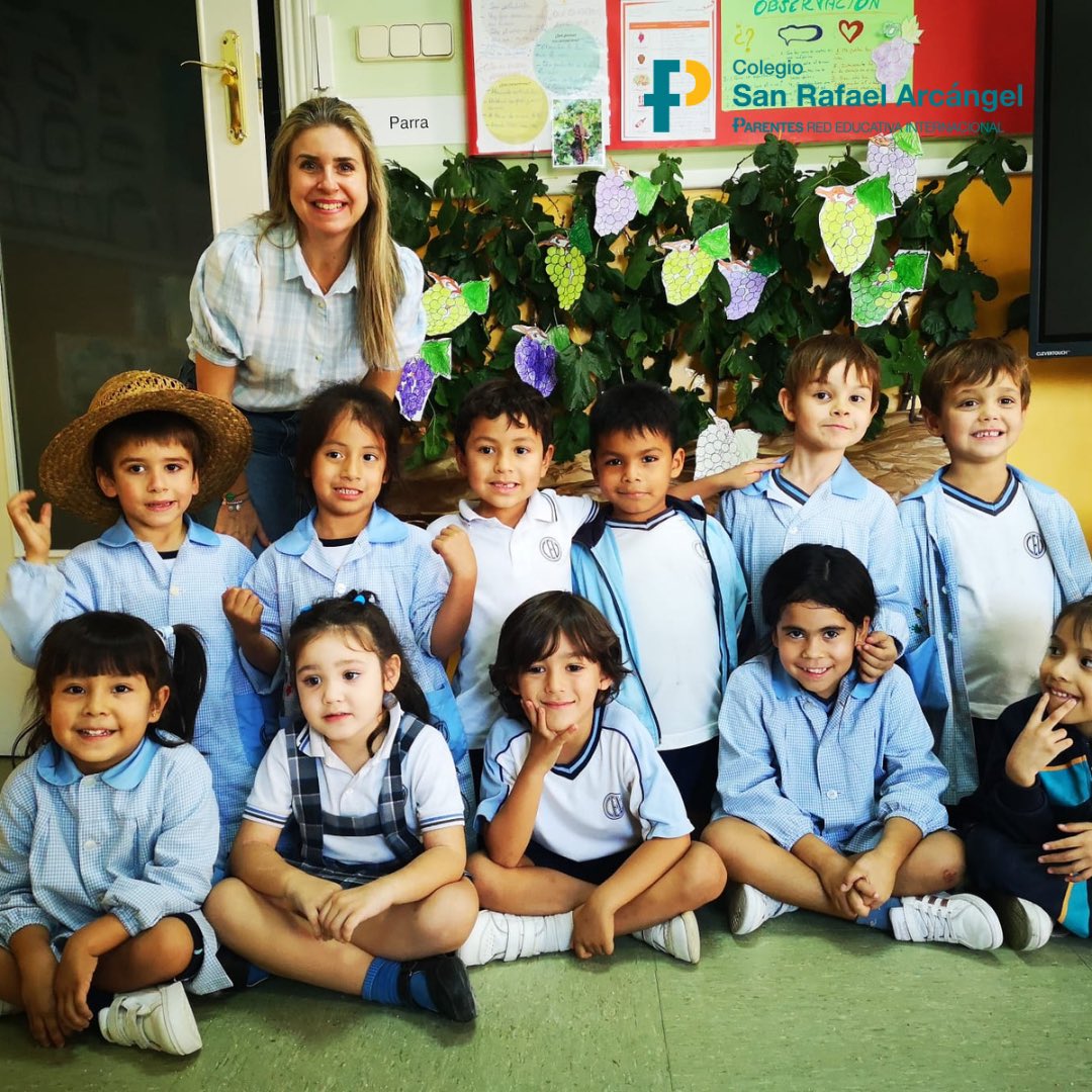 Colegiosrafael's tweet photo. 👉 Seguimos trabajando en nuestro proyecto #PisandoUvas 
Hemos salido al patio en busca de hojas 🍃 para construir nuestra parra 😃! 
#AprenderJugando #AprenderConstruyendo #AprenderCreando
#SomosTuEscuela #EducacionInfantil #3EI https://t.co/GvEykjyUxr