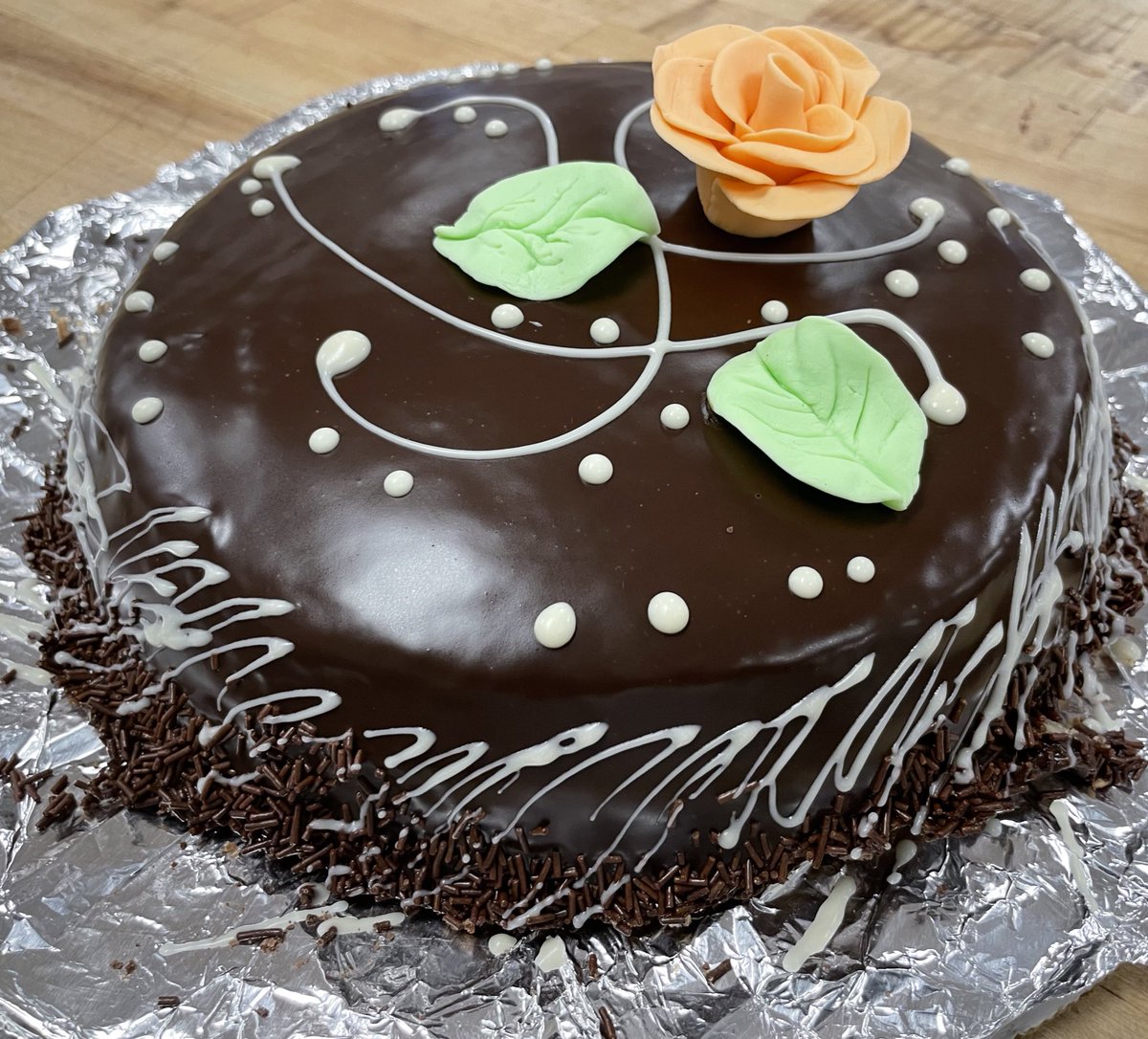PositiveVibesA's tweet photo. Boston cream pie! Has diplomat cream on the inside. The rose and leaves were so hard to make but it looks ok!! https://t.co/2AAoif6h5g