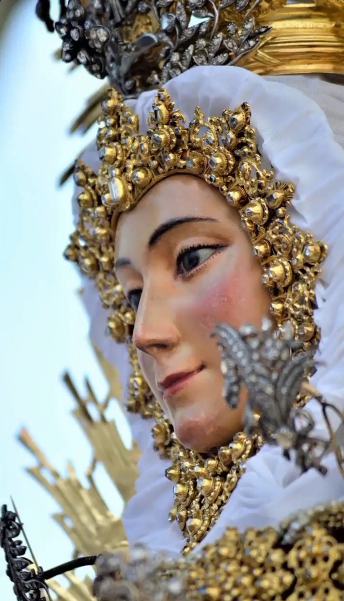 Impaciente la Giralda por velar tu camarín
¡VIVA MARÍA SANTÍSIMA DE SETEFILLA!