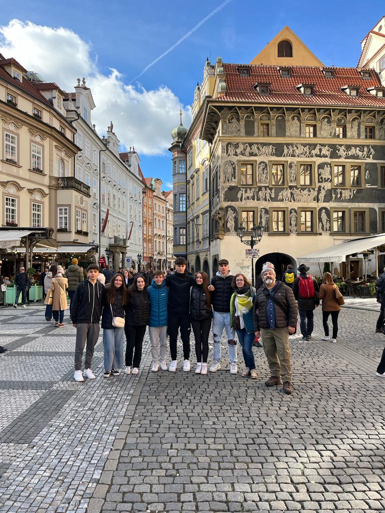 institutdeponts's tweet photo. Erasmus+ Czech Republic

Primer dia de la mobilitat a la República Txeca del projecte  L.A.N.D.L.A.B.

Hem matinat per arribar a Praga a primera hora i trobar-nos amb els nostres companys de Grècia, Itàlia i Txèquia. Demà més. 

@ATC81 @educaciocat @EUErasmusPlus https://t.co/9cl8XWGKiW