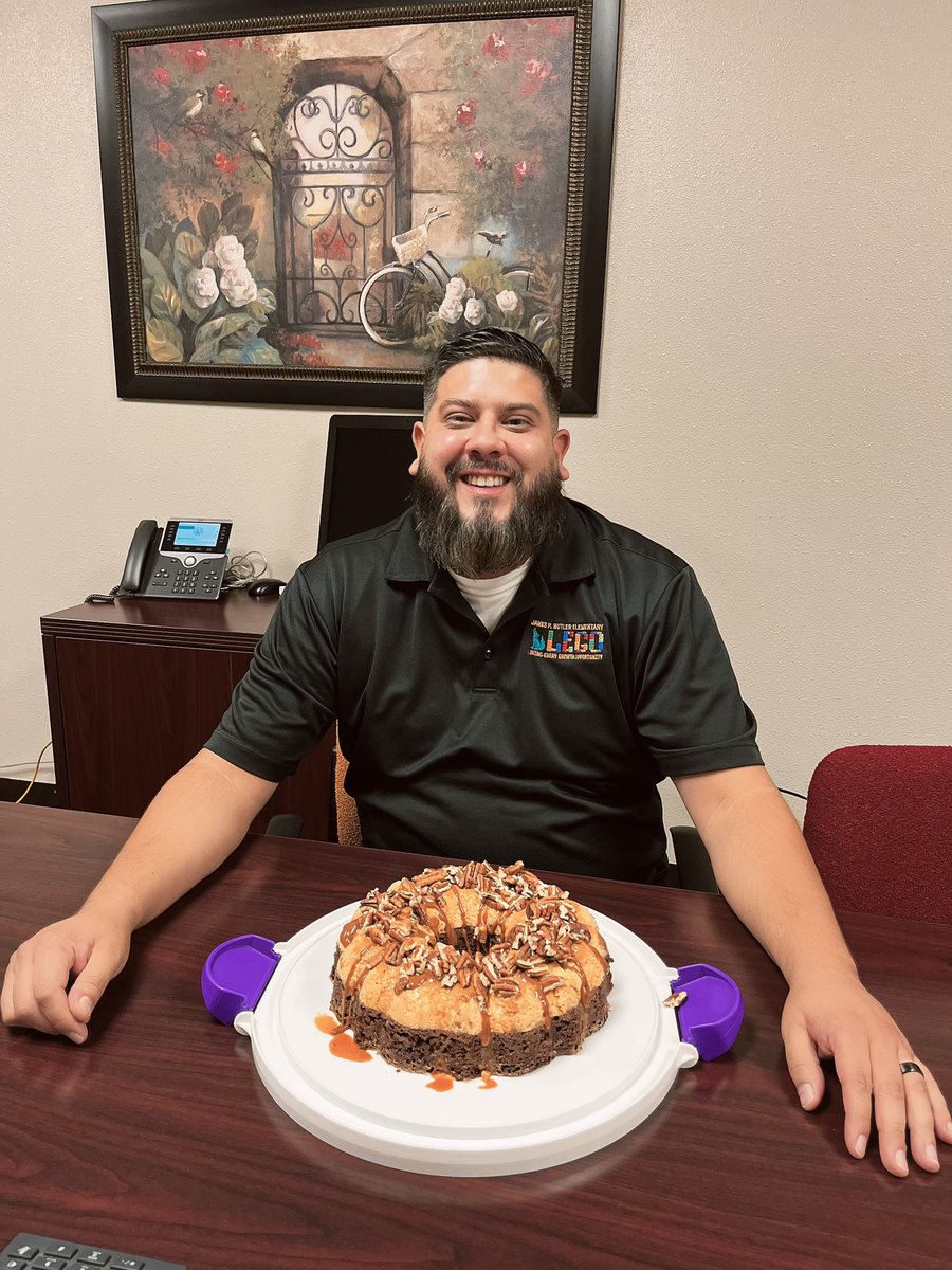 APFigueroa_BMES's tweet photo. Celebrating our amazing Principal on Bosses Day and our spectacular SCEI Coach on his birthday. We are blessed to have you both at JPB. #TMNT🐢 @Butler_ES 
#GoCoyotes 🐾 @MRodriguez_BES https://t.co/b5VFhPYcOn
