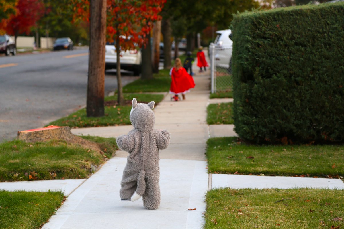 Tis the season for little 👻🦸 and 🐺to be out and about with their grownups. Whether you're traveling by 🚗 or by 🧹, #Drive25 and always watch for pedestrians, 🧚 &🧟.