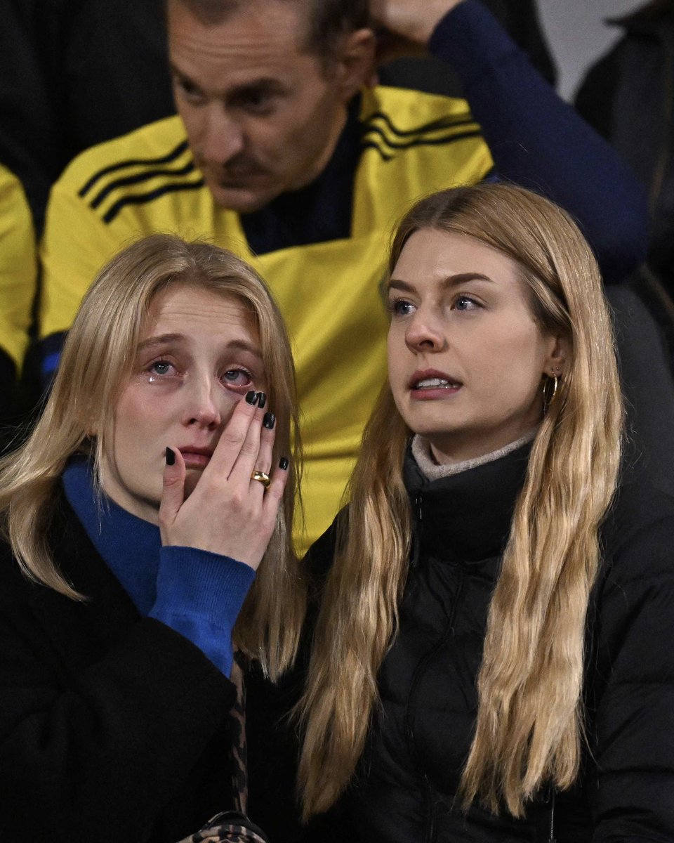 relevo's tweet photo. 💔😢 El dolor en imágenes. 

La afición de Suecia, inconsolable en el Estadio Rey Balduino de Bruselas tras el asesinato de dos aficionados. https://t.co/slQyQfg27p