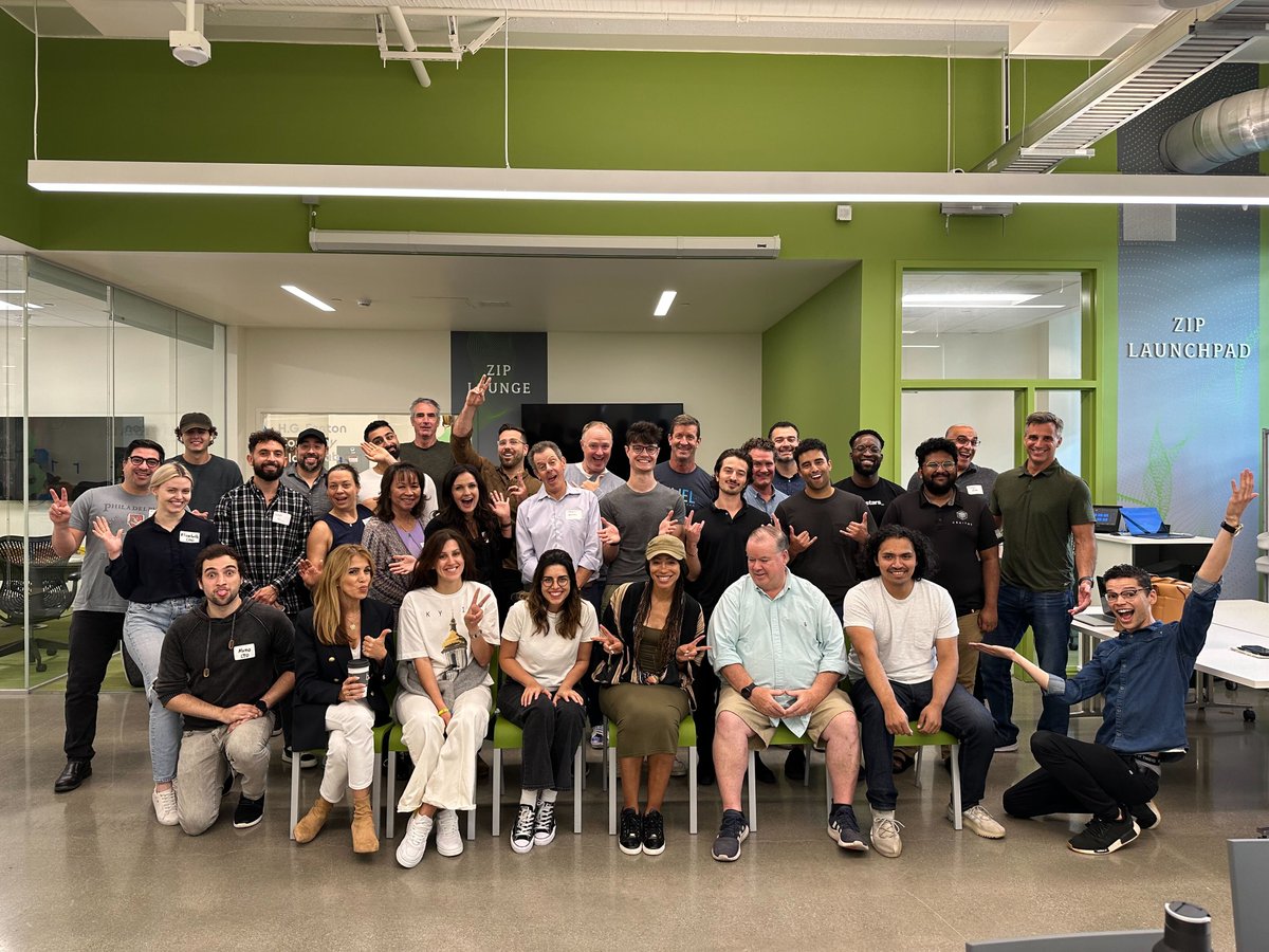TechstarsSDSU's tweet image. 🙏 A massive thank you to all the mentors who joined us for the 1152 meetings during mentor magic.
🌐Our cohort is rapidly becoming the most connected group of entrepreneurs in San Diego. If you haven't had the chance to meet them, now might just be the perfect time!