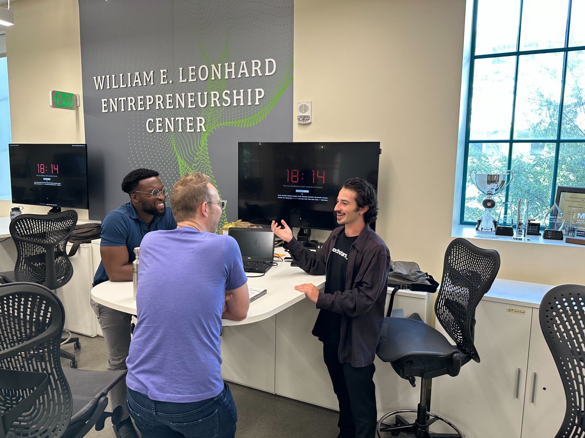 TechstarsSDSU's tweet image. 🙏 A massive thank you to all the mentors who joined us for the 1152 meetings during mentor magic.
🌐Our cohort is rapidly becoming the most connected group of entrepreneurs in San Diego. If you haven't had the chance to meet them, now might just be the perfect time!