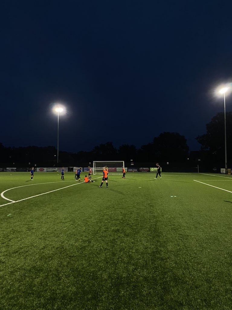U11 Brock United: Tonight at training Brocks’ attackers were working on their final third play. The defenders were working on playing out from the back from a goal kick. They then finished with a match. They had a great session and the players worked really hard! Well done Brocks