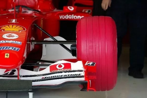 robertofunoat's tweet photo. Ebbene sì la Ferrari e i clienti Bridgestone nel corso della giornata del giovedì del GP di Silverstone 2004 furono equipaggiate con un pneumatico rosso sull’ anteriore sinistra. Successivamente le gomme furono battute all’asta per sostenere Sport Relief #F1 #Bridgestone #RedTyre https://t.co/Azn4yULv64