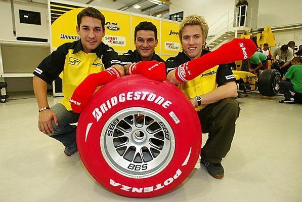 robertofunoat's tweet photo. Ebbene sì la Ferrari e i clienti Bridgestone nel corso della giornata del giovedì del GP di Silverstone 2004 furono equipaggiate con un pneumatico rosso sull’ anteriore sinistra. Successivamente le gomme furono battute all’asta per sostenere Sport Relief #F1 #Bridgestone #RedTyre https://t.co/Azn4yULv64
