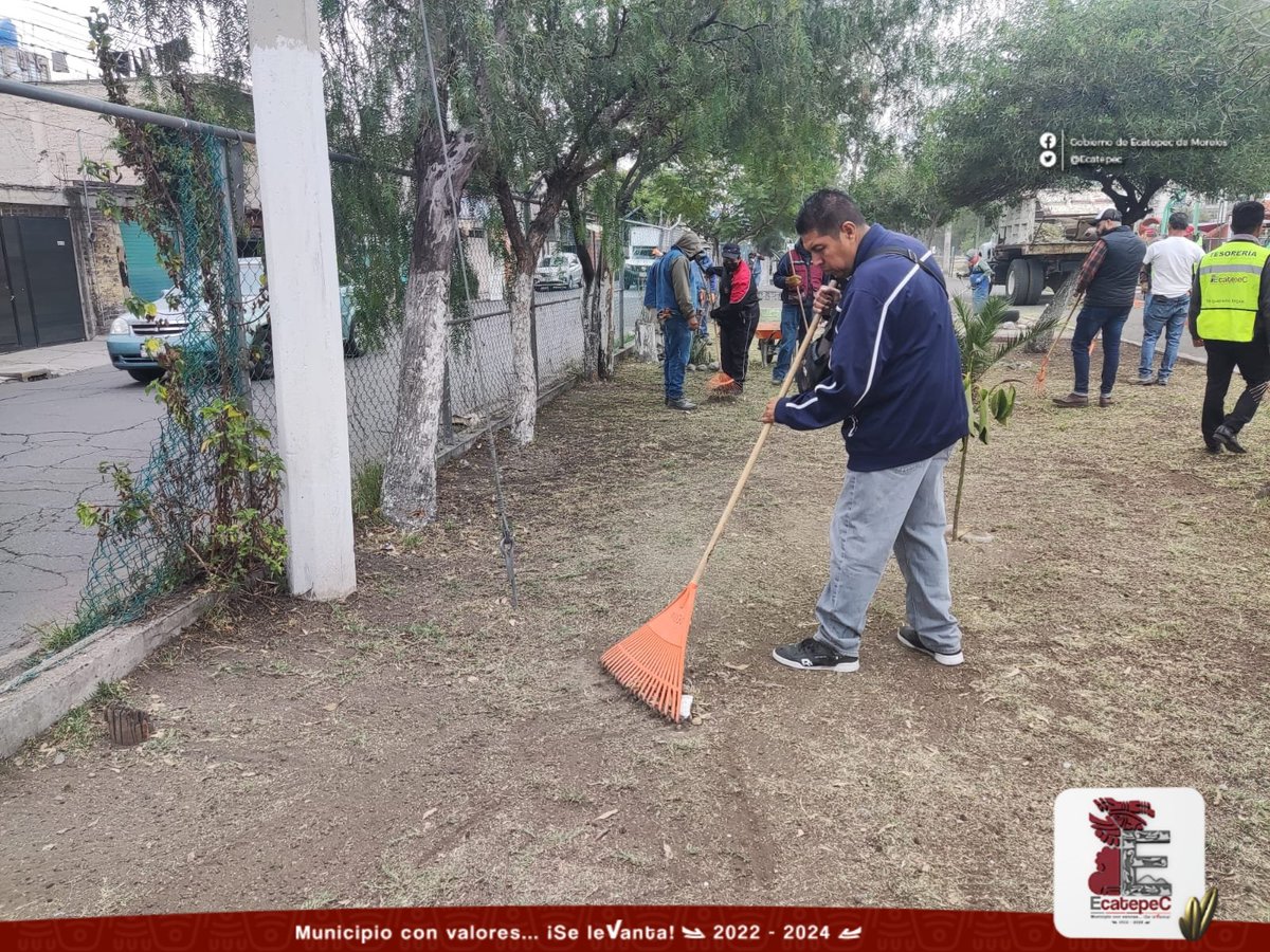 SAEcatepec2025's tweet photo. Servidores públicos de la Secretaría del H. Ayuntamiento, acudieron esta mañana a la Av. Valle de Guadiana, donde llevaron a cabo una jornada de limpieza, a través de estas jornadas de limpieza se busca recuperar espacios públicos para el recreamiento familiar. #Ecatepec https://t.co/zR3tI3ZDRa