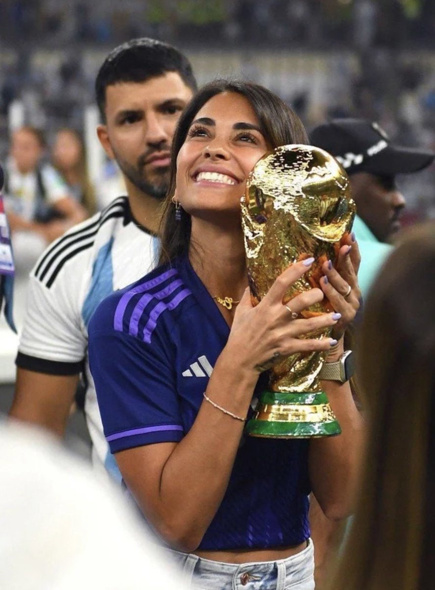 TrollFootball's tweet photo. Find someone who looks at you the way Agüero looks at Messi’s wife. https://t.co/SZX1RtruAA