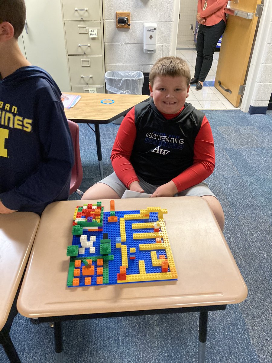 awlswa's tweet image. Collaborating to build fall scenes like corn mazes, pumpkin patches, apple cider stands, and orchards! @OSLN #LegoDesignChallenge 🍎🍏🎃🌽🍁