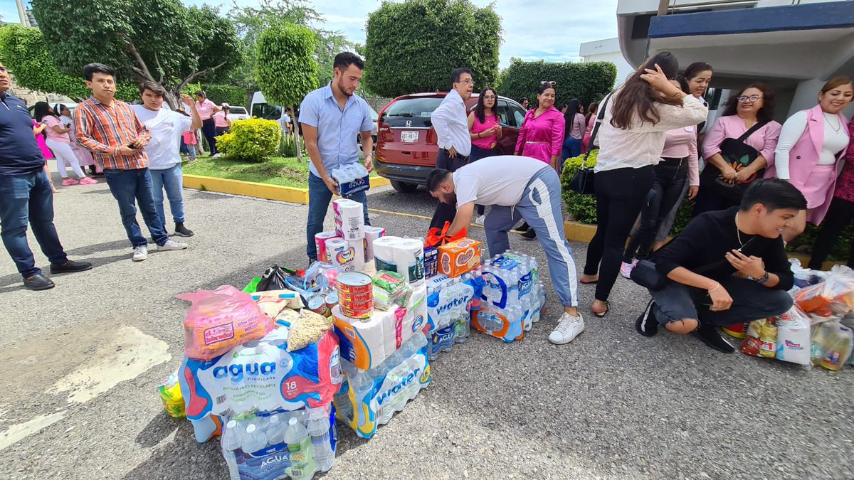 FCQBUAGRO's tweet photo. El Director Oscar del Moral, junto con la Consejera Universitaria Aylín Cortez y otros estudiantes, entregaron formalmente a nuestras autoridades Universitarias, todas las donaciones que nuestra comunidad #FCQB hicieron para apoyar a los damnificados por el paso del huracán Max https://t.co/maHntkqHLe