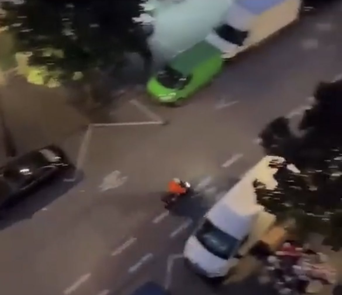Belgique 🇧🇪🚨 : Donc là, ça fait une heure que le tueur à Bruxelles se balade à travers toute la ville en scooter. Vêtue d'une veste orange bien fluo, il se film, annonce sa destination, toute la population le croise, le voit dans les rues et le film mais la police ne le vois pas
