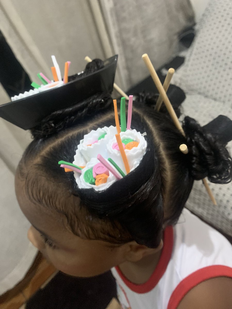 gaaabyss2's tweet photo. Dia de cabelo maluco na escola 😂🥰 vai um sushi aí ?? 🍱 https://t.co/jUz3SeS88D