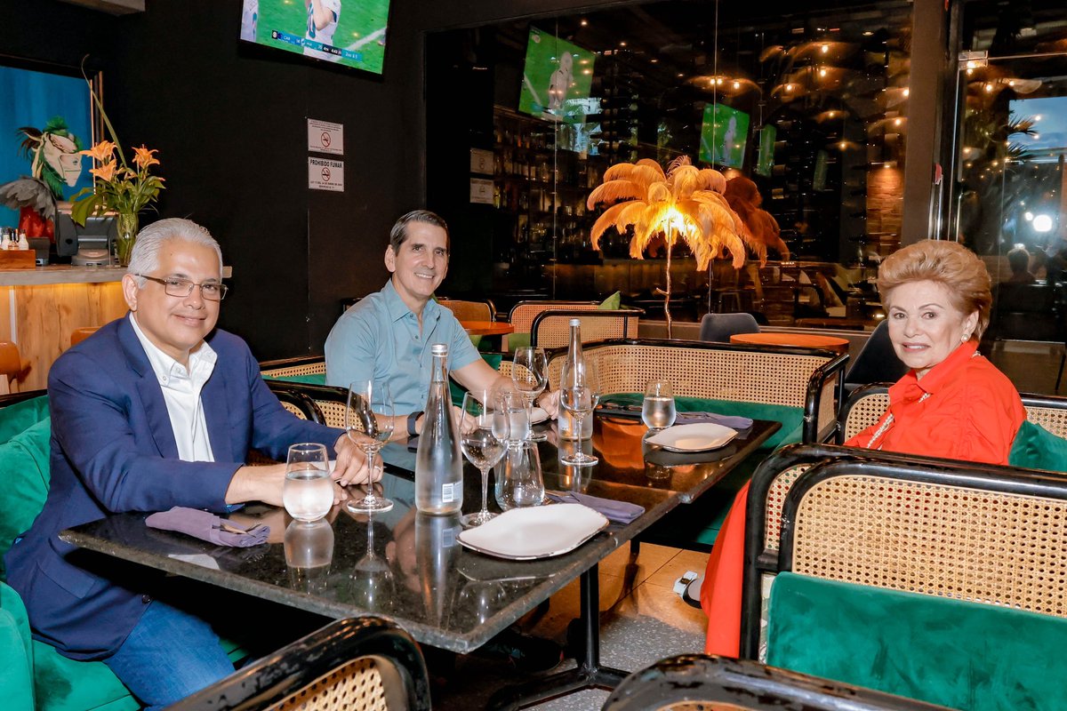 Nos reunimos <a href="/BlandonJose/">José Isabel Blandón</a> y yo con la ex presidenta Mireya Moscoso para conversar sobre el acontecer nacional. Siempre es grato escuchar la experiencia y sabiduría a la expresidenta Moscoso. #LoBuenoViene