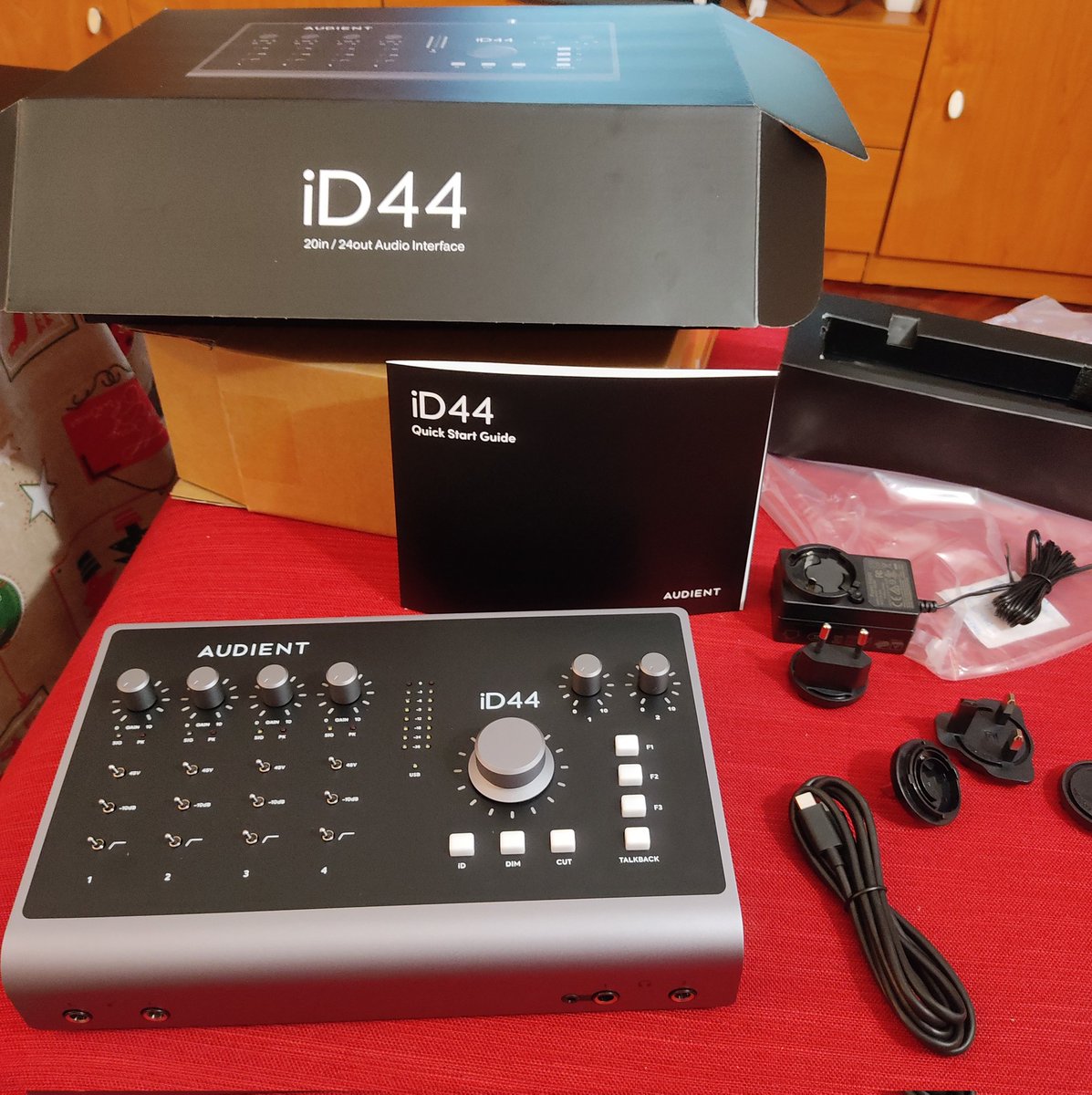 El unboxing 🎛️😁
<a href="/EstudiosRex/">Estudios Rex</a> #AudientID44MKII