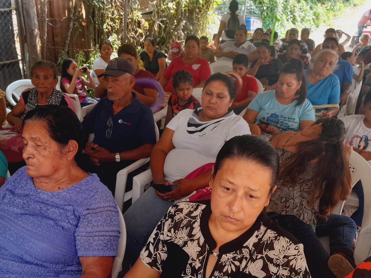 ComunitariosES's tweet photo. Como #MovimientoSocialComunitario promovemos soluciones para las familias de las comunidades más vulnerables del gran San Salvador 🇸🇻 los 365 días de año🗓️ por eso el día sábado llevamos una mega jornada medica a nuestra #FilialSantaAna, llevando salud y bienestar a las familias Santanecas.