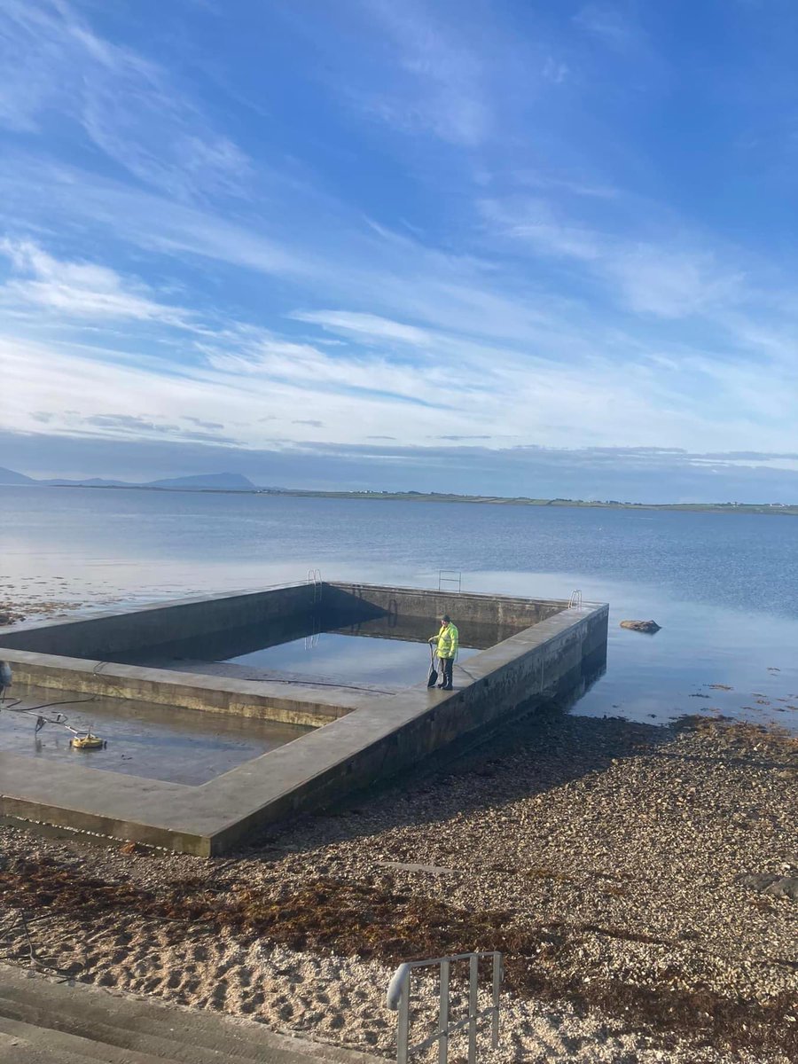 chrisromerlee's tweet photo. #Belmullet Tidal Pool, 1984. A little bit of Donald Judd in County Mayo.
The pool has to be regularly cleaned after the council repaired the top, raising it above the high water mark. 🙄
In the book. #SeaPools https://t.co/qliaVwgLSk