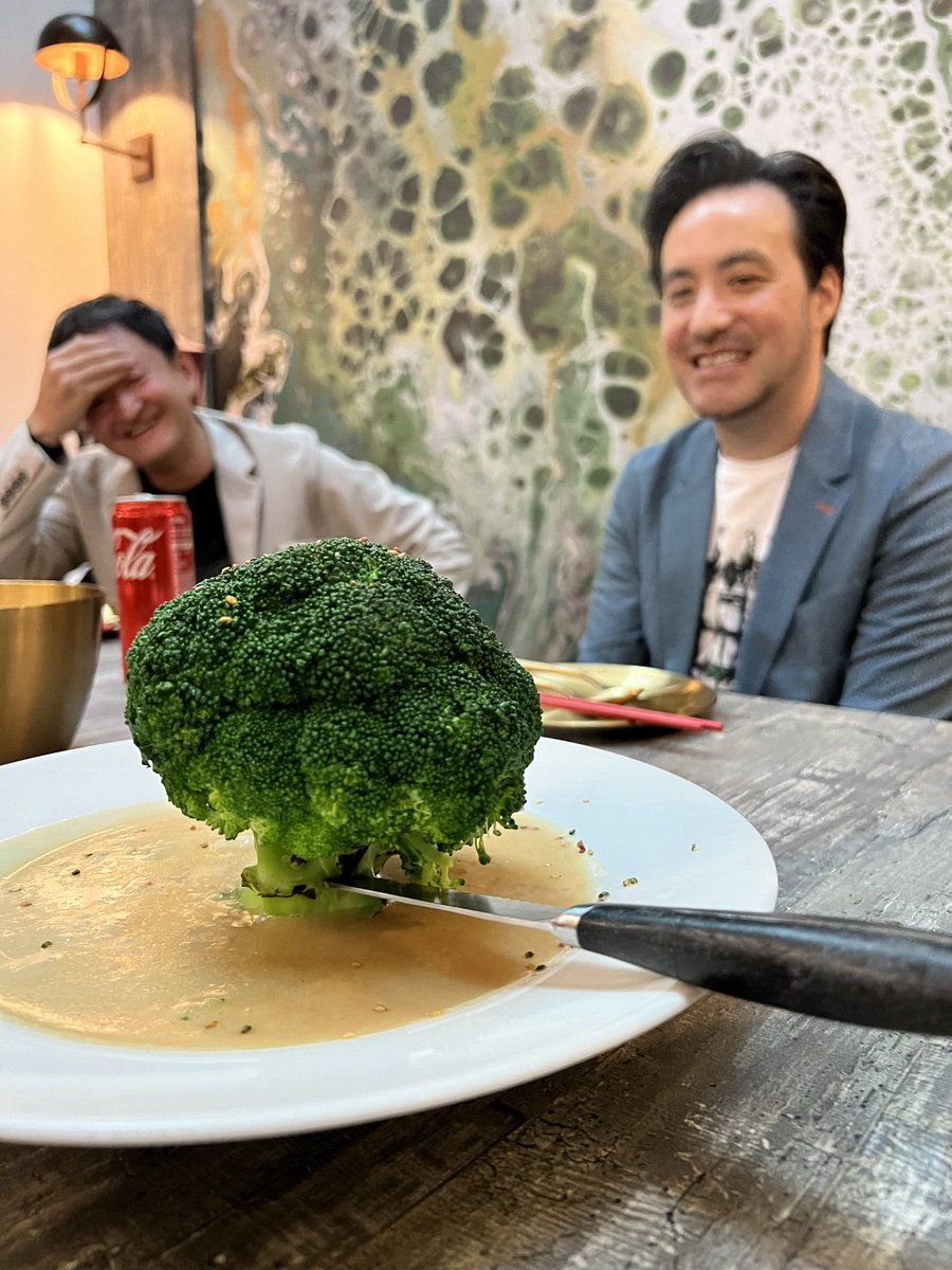 昨日は早朝7時前シンガポール到着からランチ抜きで投資家やスタートアップ、教授と議論しまくってご褒美はやっぱり🦀。
GrabインスパイアのCrab Tシャツマネキンにブロッコリーにナイフがぶっ刺さってるとか、なかなかユニークなレストランでした。