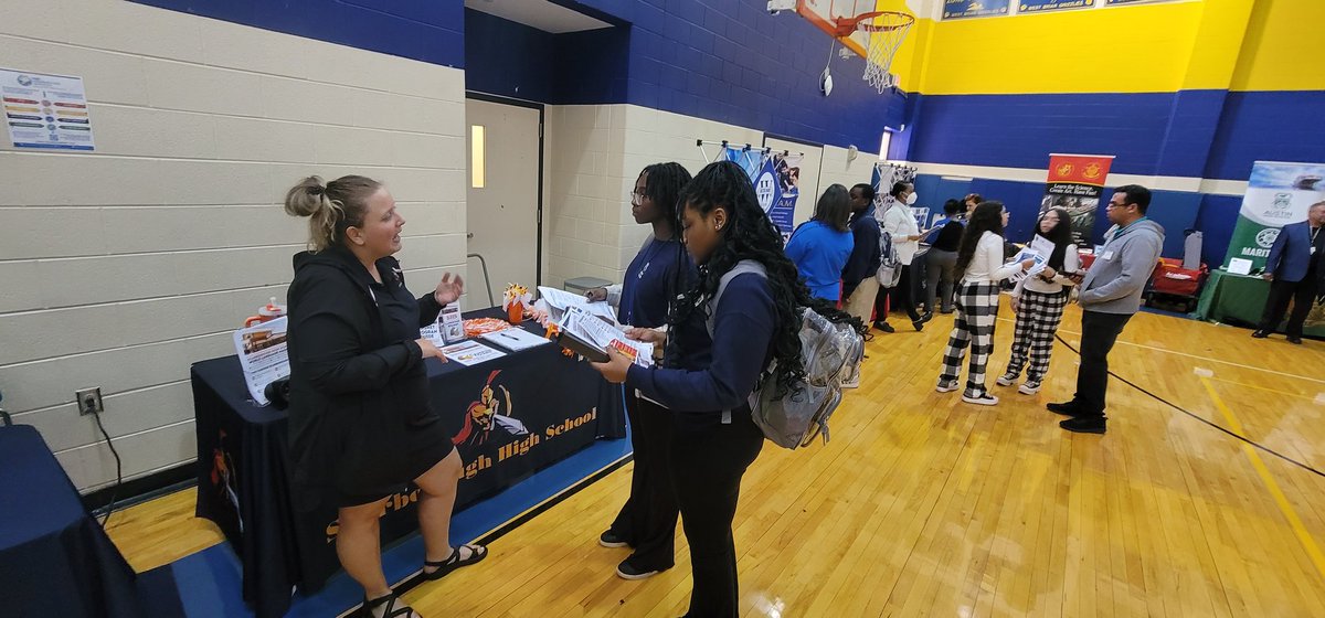 WestBriarMS's tweet photo. 8th Grade Magnet Fair in our gym today.  8th graders were able to speak with many different high schools and ask questions about their magnet programs in prep for next year. https://t.co/NjgnqNmBEG