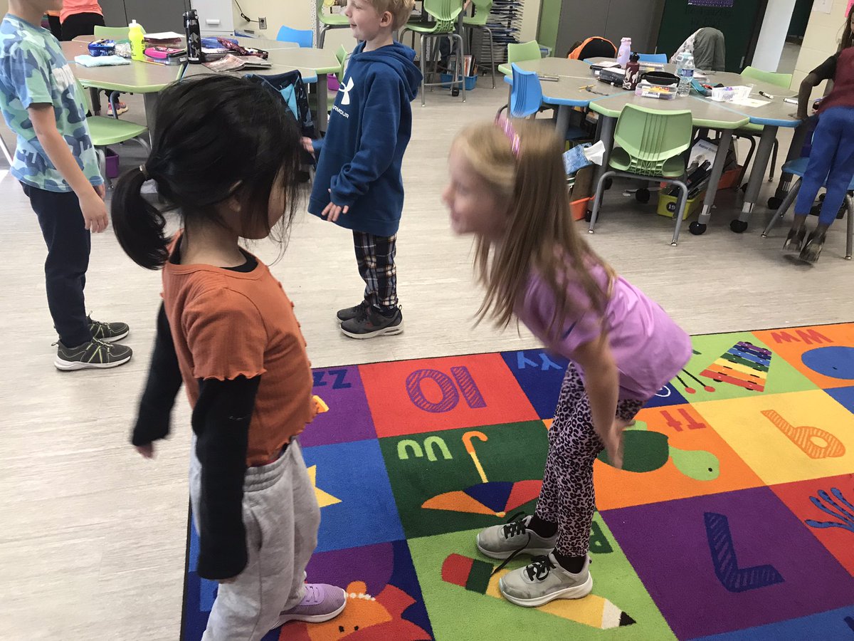 MsJorgesMES's tweet photo. Creativity is our character trait for October. These Ss are being creative by “directing” their partner to “mirror” their actions. #theMESway https://t.co/Sw1vshWTVZ