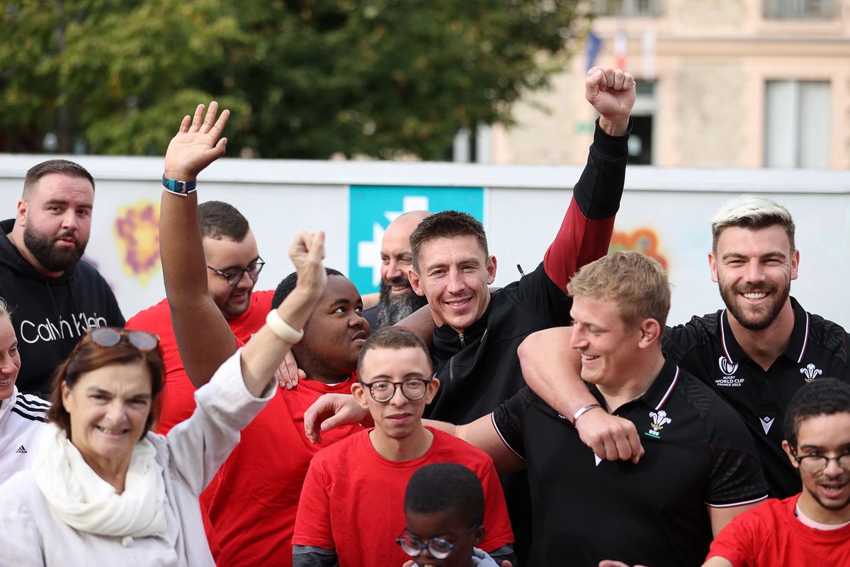 Wales players put smiles on faces of schoolchildren in Versailles 
rugby.net #RWC2023 loom.ly/PhSL-MM