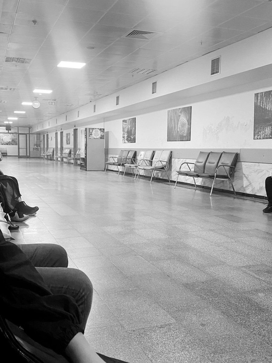 İçimde her şeyi gözleri dolu dolu kabullenen küçük bir kız çocuğu var ama dışımda  buz gibi suratım.