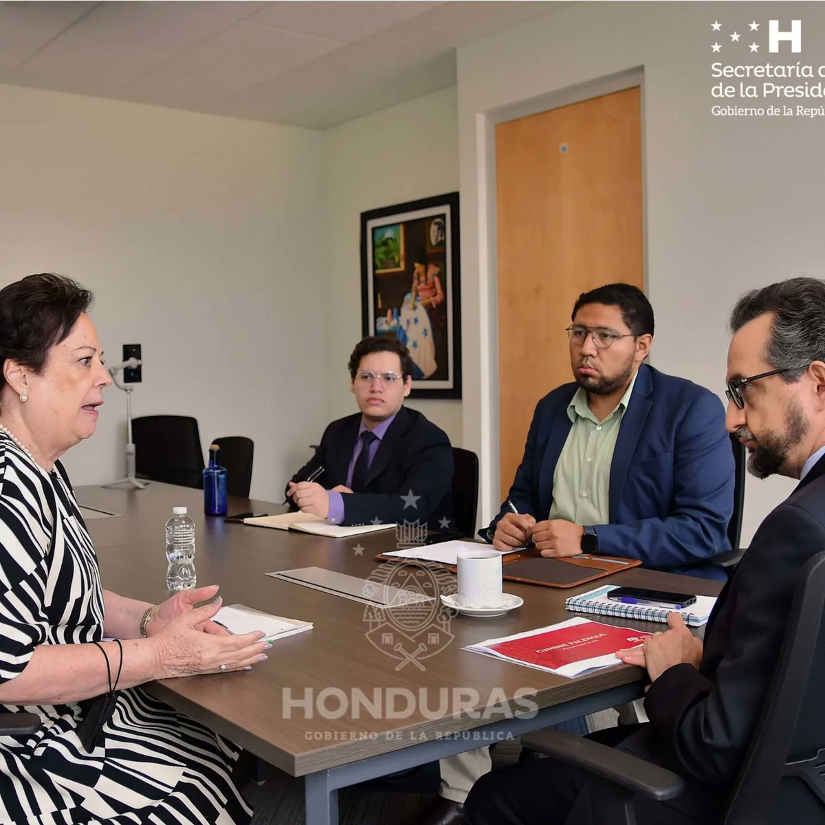 El secretario @rudopastor dio la bienvenida a la embajadora de los Estados Unidos Mexicanos en Honduras 🇲🇽 🇭🇳 Susana Peón, en la reunión se abordaron temas de interés común, para el fortalecimiento de la relación entre ambas naciones.