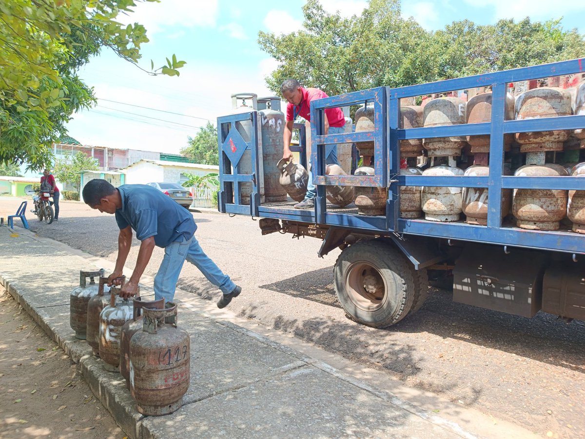 gas_anzoategui's tweet photo. #EsNoticia #GasAnzoategui en alianza estratégica con #PdvsaGasComunal familias de la Comuna Ezequiel Zamora del municipio Aragua de la zona centro del Edo. Anzoátegui fueron abastecidas con jornadas de distribución de gas doméstico.
@NicolasMaduro
@luismarcanos
@anzoateguigob https://t.co/REwULD2gQU