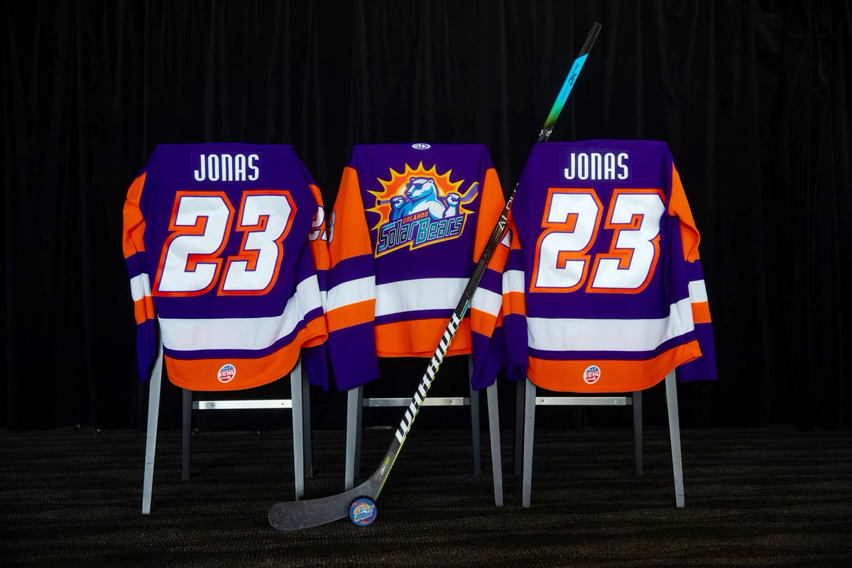TheKiaCenter's tweet photo. Would the @jonasbrothers look better in blue or purple? https://t.co/6QtySbcIFp