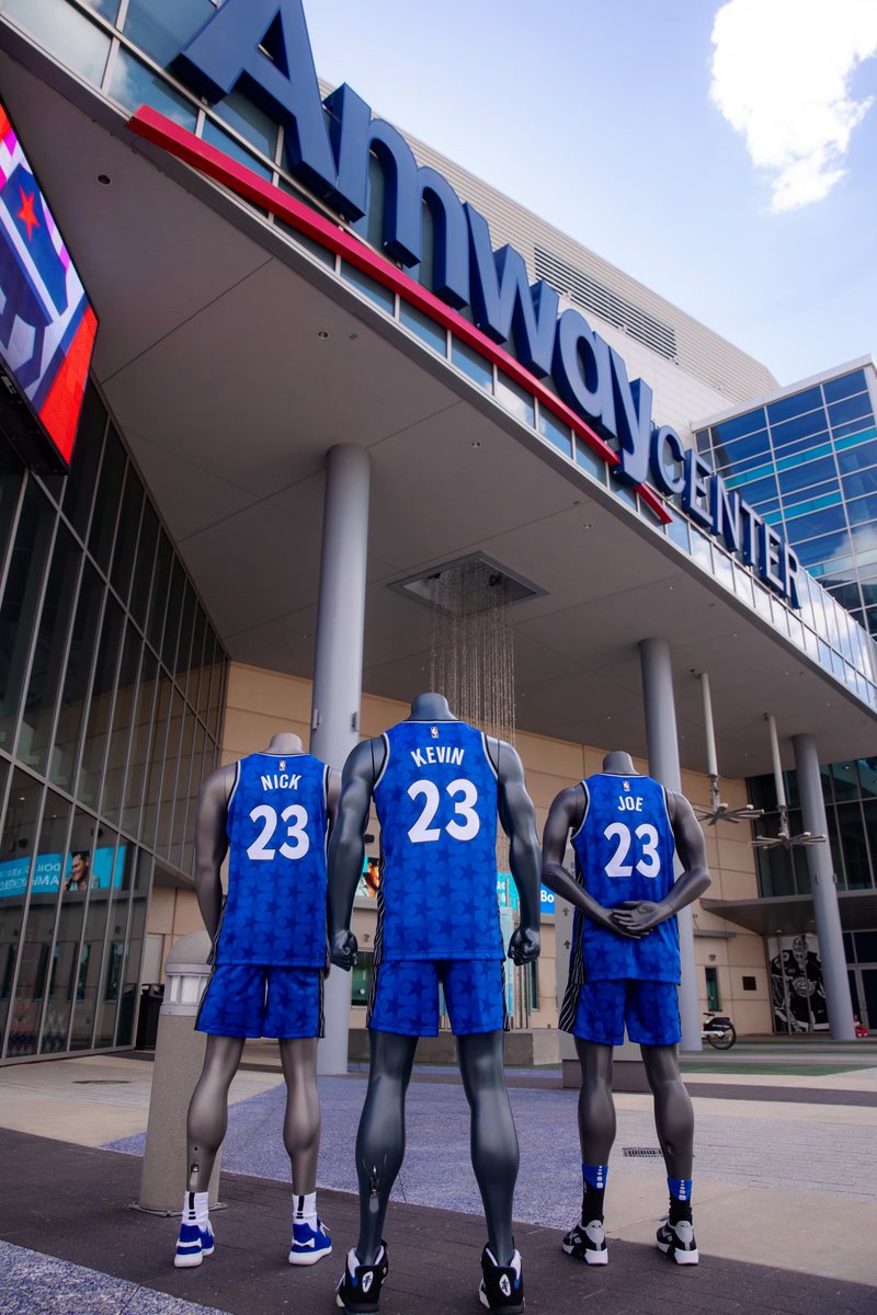 TheKiaCenter's tweet photo. Would the @jonasbrothers look better in blue or purple? https://t.co/6QtySbcIFp