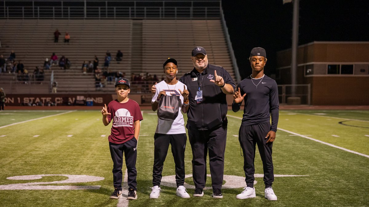 Congratulations to Creekside Elementary student Gentry Smith for being named the SCHEELS Elementary Athlete of the Week! Gentry was recently recognized at the LHS Homecoming Football Game!  🎉 🏈