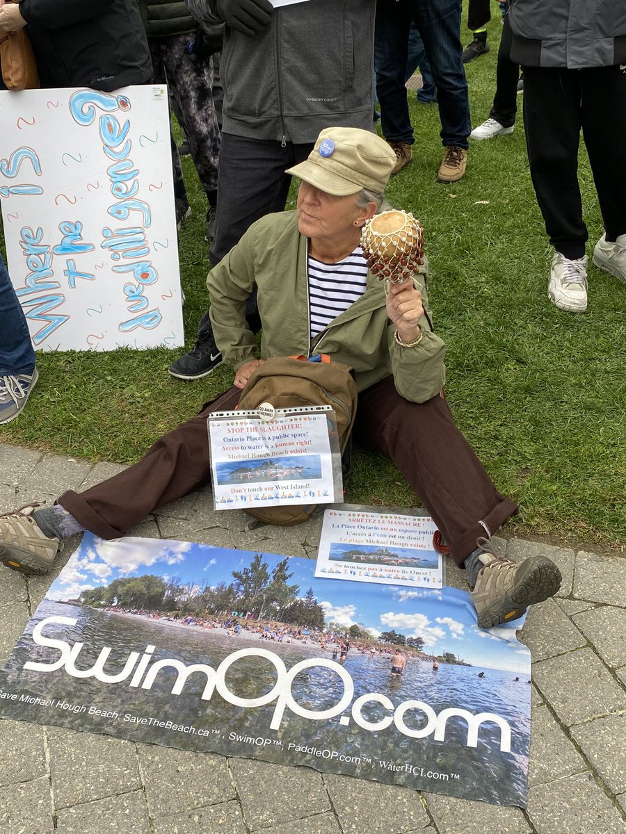 @Hydraulist and @normsworld lead a chant to protest the clear-cutting of 850 #trees at #ontarioplace for a private megaspa. @fordnation also planning to destroy the cleanest beach in #Toronto on the West Island of #ontarioplace #onpoli #savethetrees #savethesciencecentre