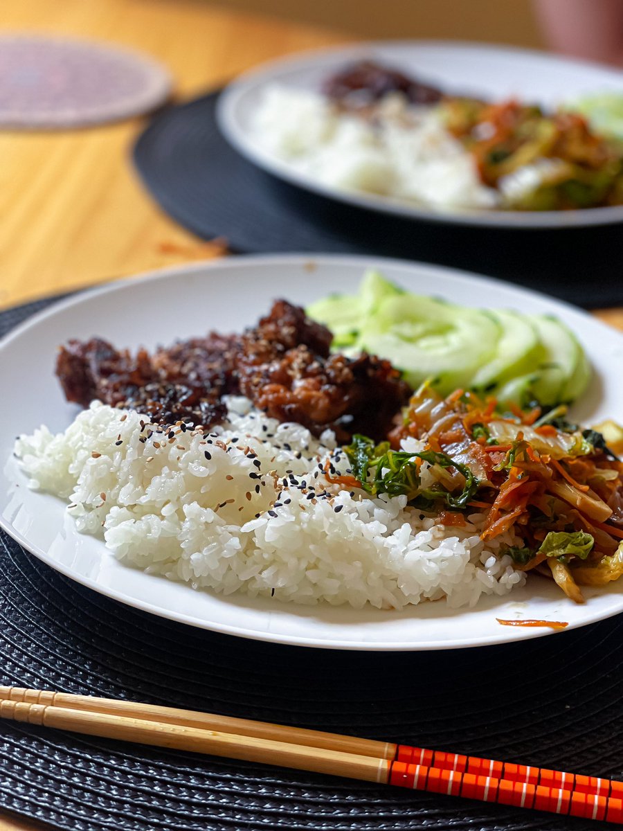 Nandaota's tweet photo. Shari, sobrecoxa desossada com mel e shoyu, legumes refogados com mirin, hondashi e shoyu, sunomono beem genérico.
Comida é uma das coisas que me deixa realmente feliz. 🥹 https://t.co/SWyGTxGm5Y