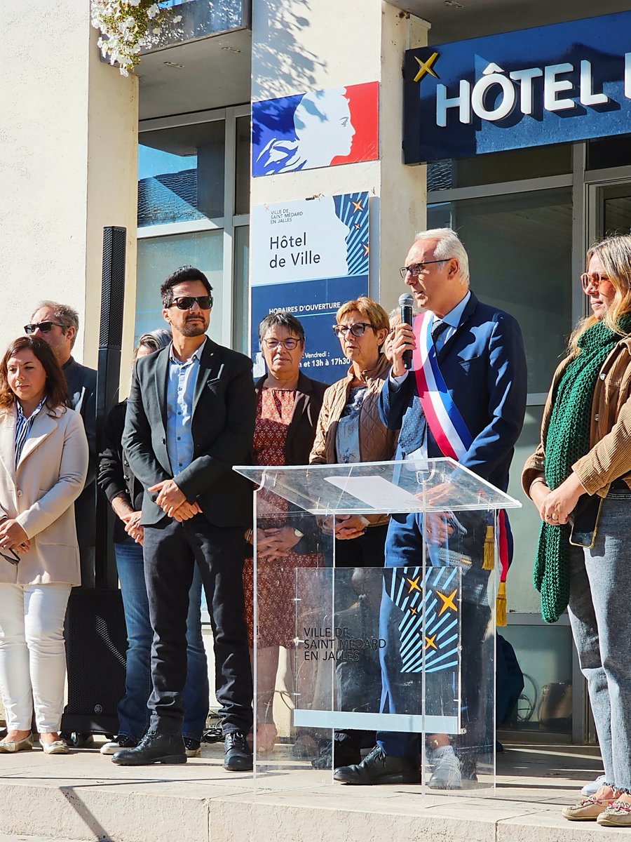 Steve24546722's tweet photo. En mémoire de D. Bernard &amp; S. Paty, nous nous dressons avec détermination à l'Hôtel de Ville. Les valeurs de notre nation sont inébranlables. Stephen W. Apoux, Adjoint au Maire de Saint Médard. #laicité #solidarité #Hommage  @PRGGironde https://t.co/HPgTA5OdW5
