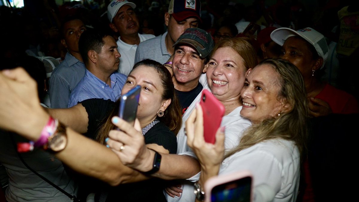 AlejandroChar's tweet photo. ¡Grandiosa reunión con las mujeres de Barranquilla!

Hoy les traje una gran noticia y estoy seguro de que la estaban esperando: la Secretaría de la Mujer será una realidad.

Los proyectos y las iniciativas que impulsemos para la mujer tienen que convertirse en una realidad, y eso es lo que haremos desde la Secretaría de la Mujer, que las propuestas para impulsarlas a ellas sean tangibles y tengan una cobertura total en nuestra ciudad. De eso se trata la Barranquilla a otro nivel. ¡Una Barranquilla donde la mujer sea protagonista!