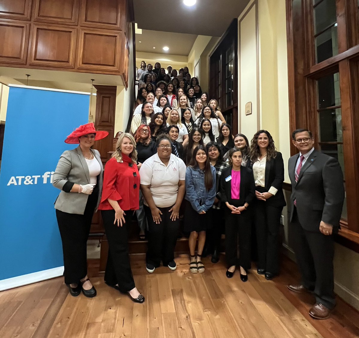 AmandaLichKY's tweet photo. Fantastic evening with @wku #HOLAS to conclude #HispanicHeritageMonth with a Professional Networking & Business Etiquette Dinner sponsored by @ATT! @CESanchezKY shared his “Keys to Success” & encouraged students to always bring their “A Game” in life. #ATTEmployee #LifeAtATT https://t.co/wkP3IY2r6J
