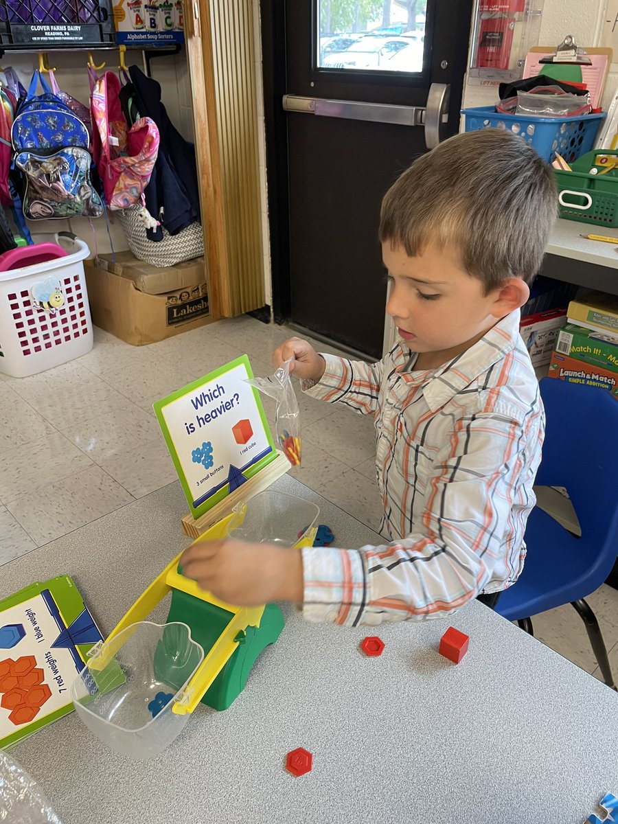 MTL_CSZumpettaK's tweet photo. Measuring and comparing weights, taking care of a sick baby, putting together a map of the world, building a tower and so much more! We love learning through play during choice time! 😃 #zumpettaszone #choicetime #CSYearOfDetermination https://t.co/T0mDel7IRN