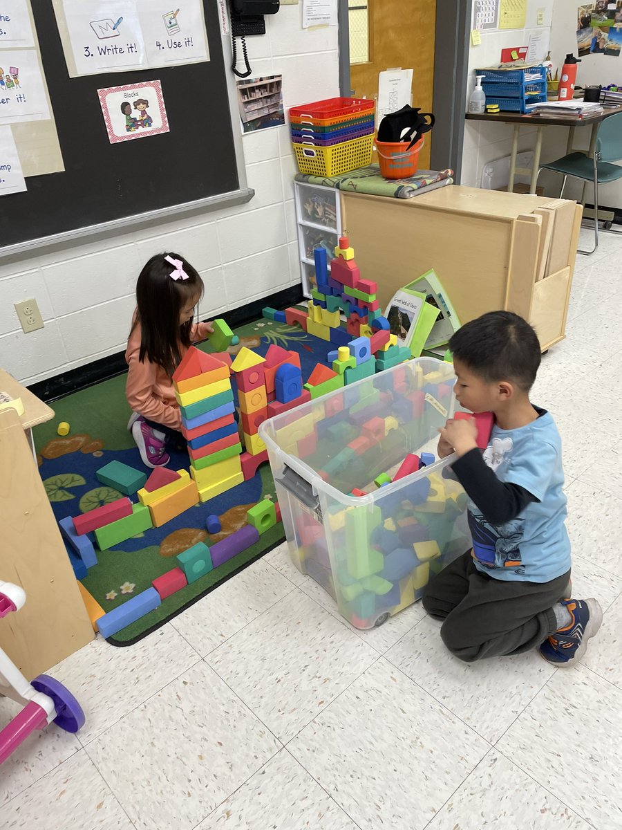MTL_CSZumpettaK's tweet photo. Measuring and comparing weights, taking care of a sick baby, putting together a map of the world, building a tower and so much more! We love learning through play during choice time! 😃 #zumpettaszone #choicetime #CSYearOfDetermination https://t.co/T0mDel7IRN