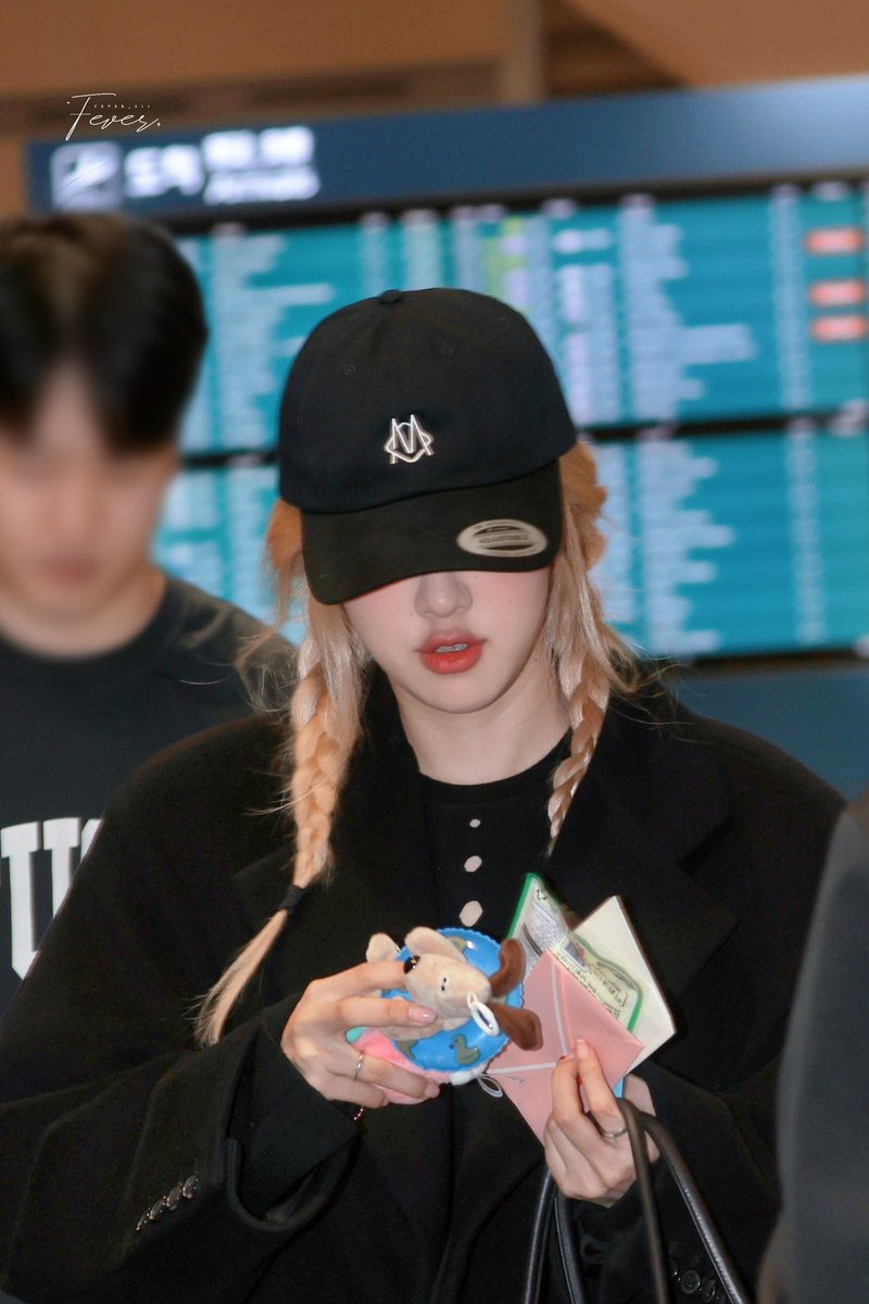 fever_211's tweet photo. 231017 ICN

#블랙핑크 #로제  
#BLACKPINK #ROSÉ https://t.co/C1AfKhWK5y