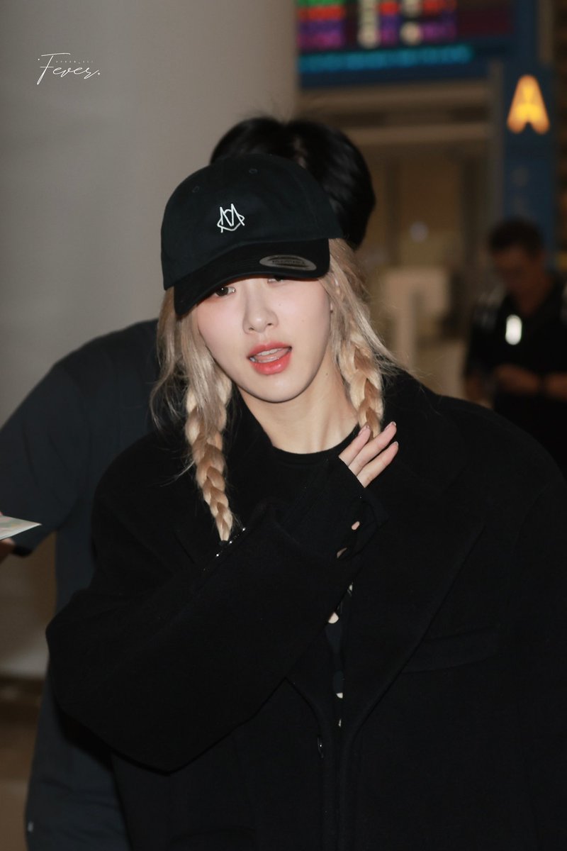 fever_211's tweet photo. 231017 ICN

#블랙핑크 #로제  
#BLACKPINK #ROSÉ https://t.co/C1AfKhWK5y