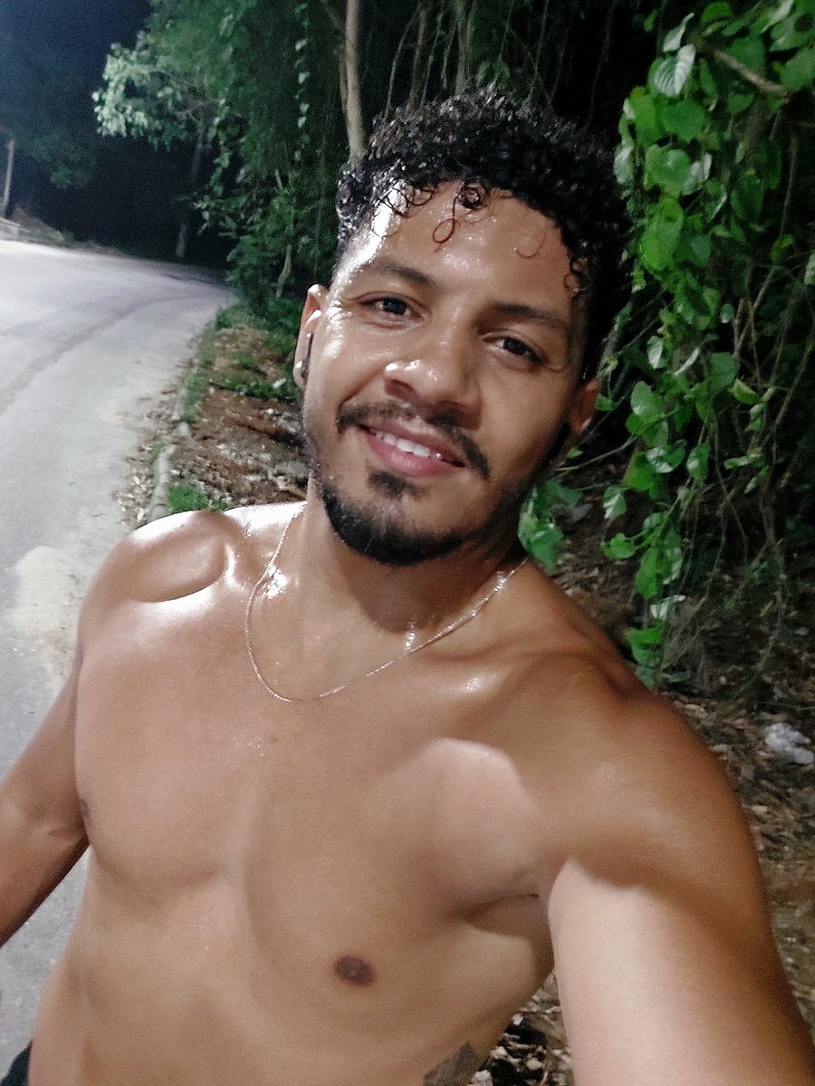 tinosilva26's tweet photo. Redefinindo os hábitos. 🏃🏽
#nightrace
#fitness
#happywithmyself https://t.co/w8s4nZ84N9