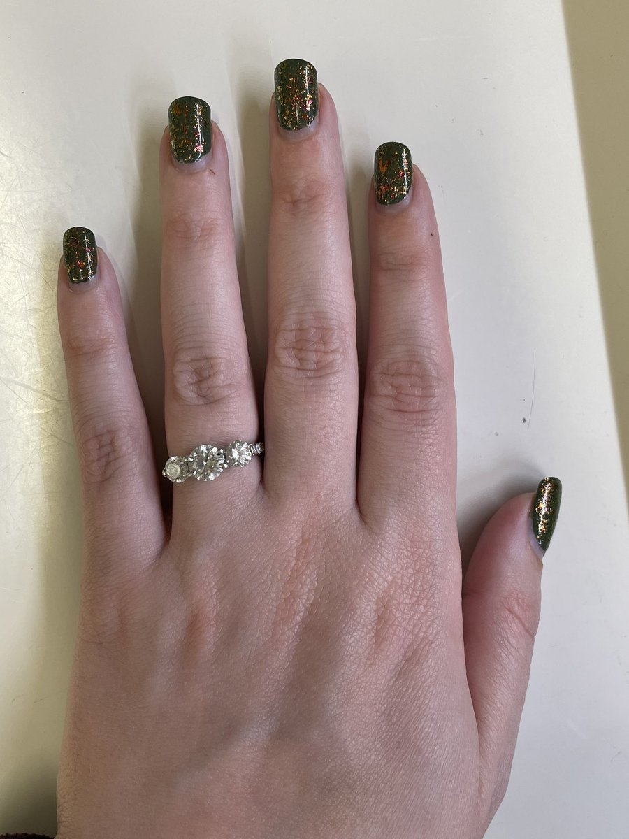 jessyrose7's tweet photo. This is after 2 weeks of growth, no chipping, and my nails are long and strong!! The best nail polish I’ve used hands down ❤️💅🤩

Modest Moss and Fallen Leaves 🍁 🍂 @holotaco @nailogical https://t.co/ShmTLtk5ot