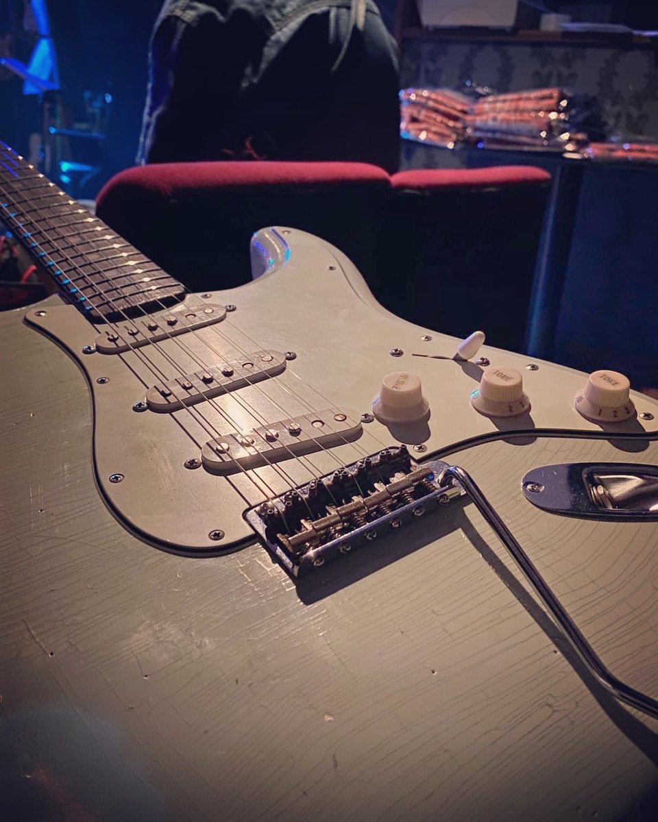 yassan43928792's tweet photo. やっぱ凄いな81年マスタービルド。
クリーンはどこまでも広がり、ドライブサウンドは太くてうねる音。
さながら天使と悪魔だ。
#Fender #stratocaster
#Masterbuild https://t.co/UBUyDH8nPy