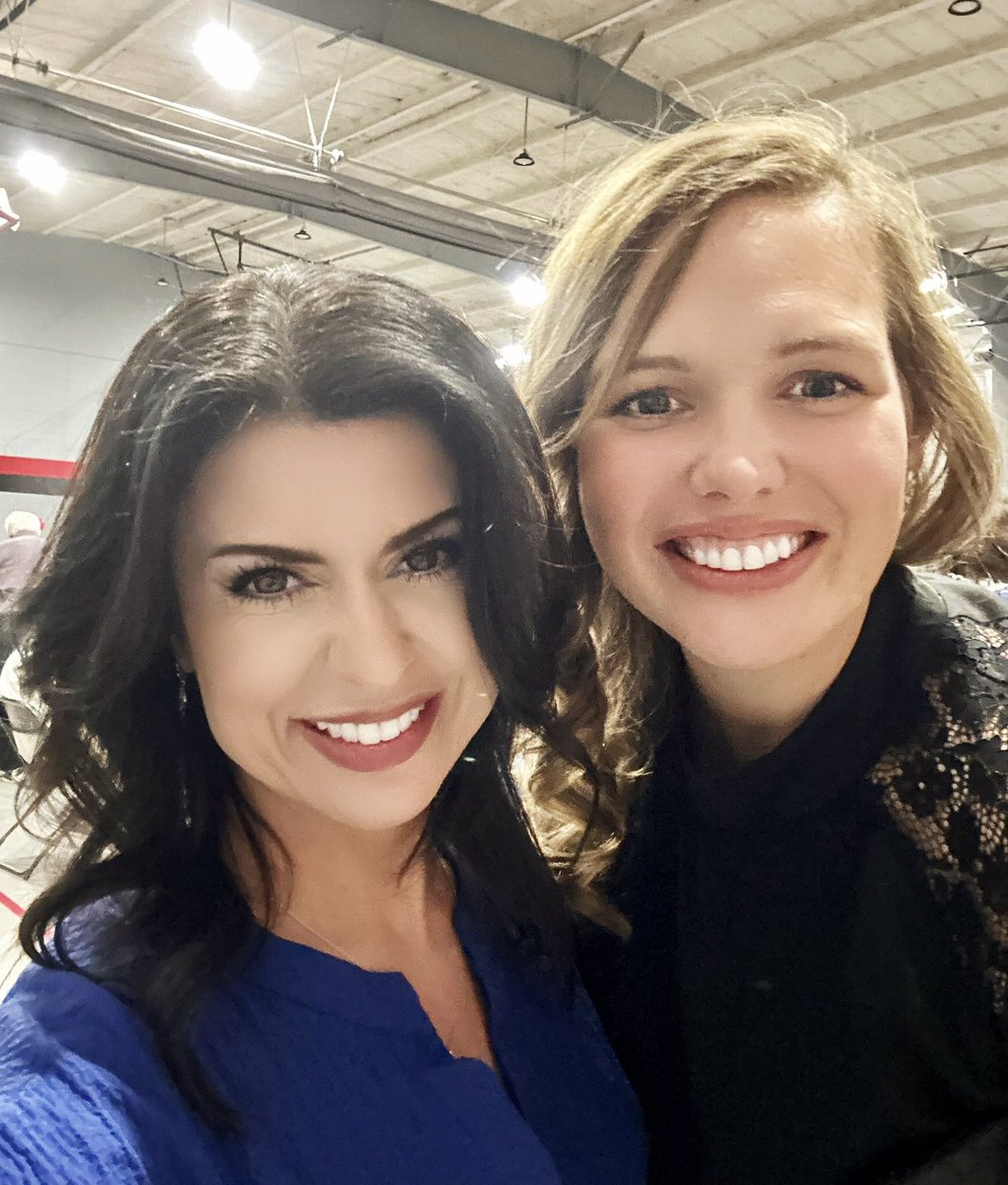 cherishlombard's tweet image. One of those incredibly rare occasions when we meet up without our kiddos!
#momlife #mom #dadlife #parents #nightout #Moms #PNO #friends 
#rareappearance