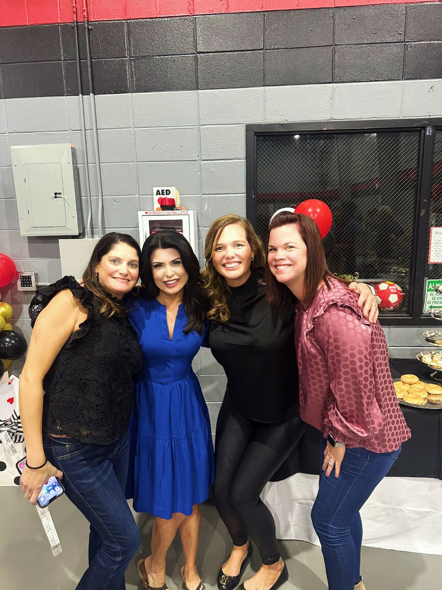 cherishlombard's tweet image. One of those incredibly rare occasions when we meet up without our kiddos!
#momlife #mom #dadlife #parents #nightout #Moms #PNO #friends 
#rareappearance