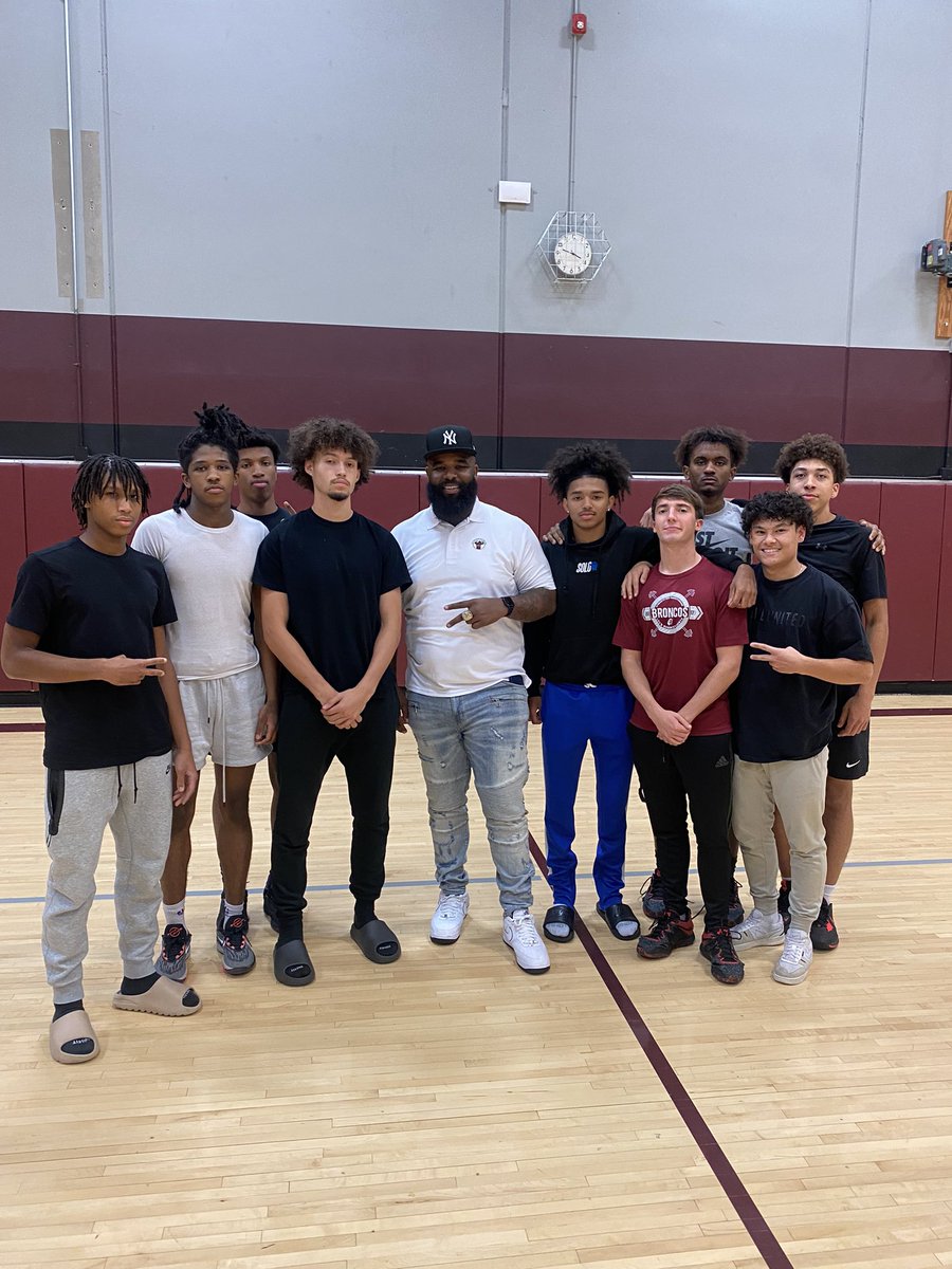 BroncoLSNHoops's tweet photo. Special Thanks to Sylvester Williams! Thanks for pouring knowledge and encouragement into our Student/Athletes!!
#HighCharacter
#SuperBowlChampion
#LSNBroncos
#TheDifference https://t.co/6H2WMhLBrt