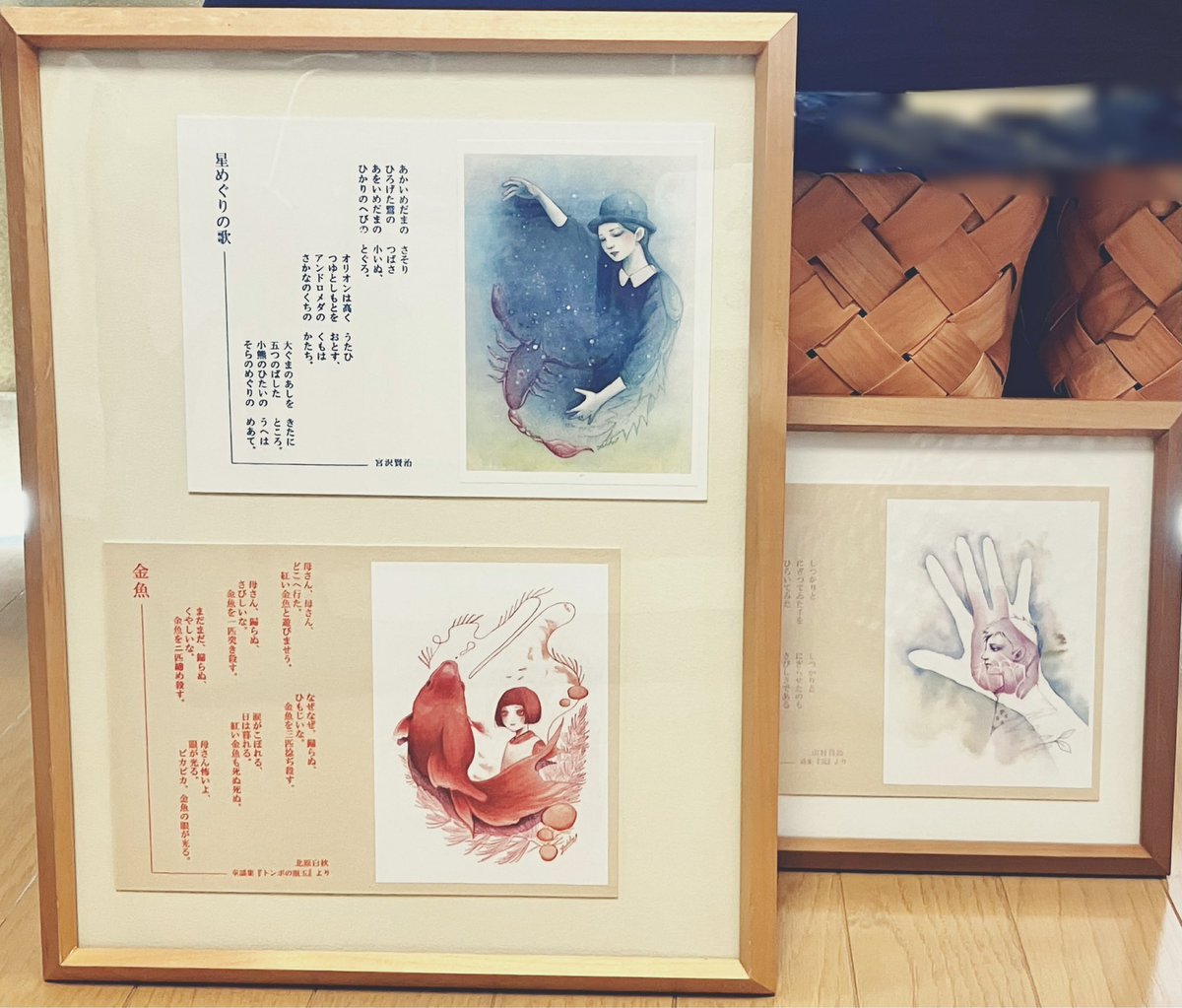 LoopmarkSachiko's tweet photo. 「終活の整理で絵をお返ししたいという方がいる」という知らせを受けたものの、販売した覚えがない。いざ行くと額縁に入れて飾られたわたしの詩歌カードでした。印刷物であっても愛でてくださったのだなぁ。この額は大切に使わせていただきます。心よりご冥福をお祈りいたします。 https://t.co/zwZxTTI6FI