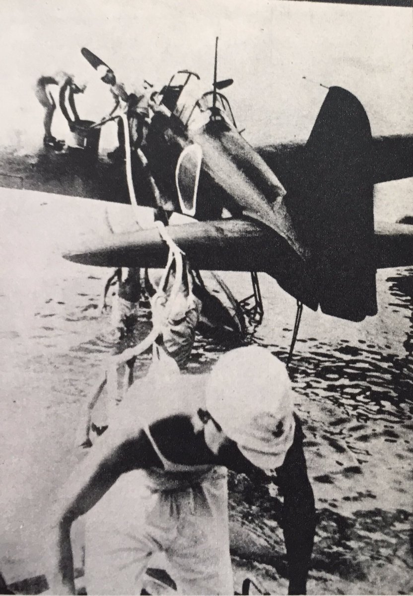 昭和18年 934航空隊二式水戦の珍しい給油風景を記録した一枚です。
同水戦隊は同年9月17日、来襲したボーファイター6機に対し、水戦3機、零観1機で迎撃、5機撃墜、残り1機を不時着させる完勝劇を演じます。
その後、厳しさ増す戦局でも活躍を続け、新鋭機「強風」の初戦果を挙げる事でも知られます。